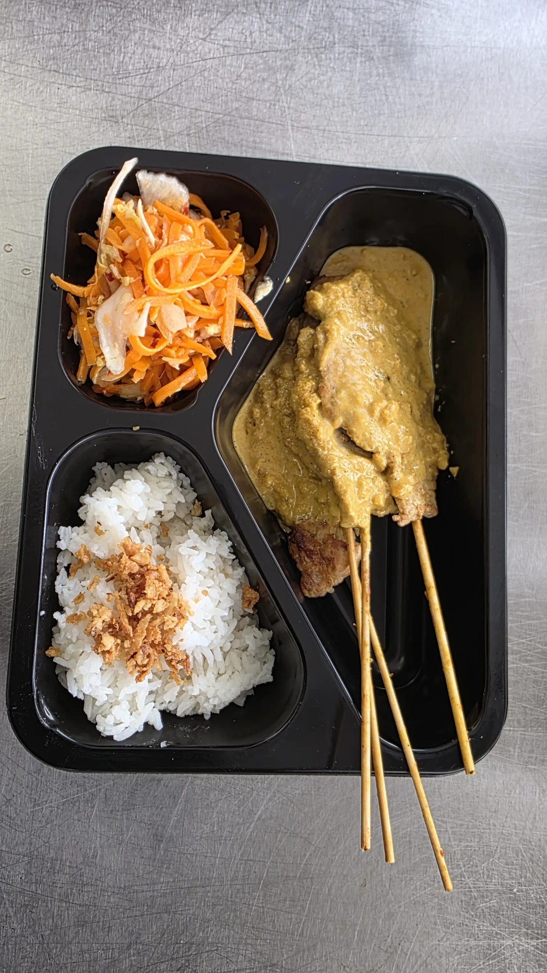 Satay špízy s omáčkou, rýží a salátem