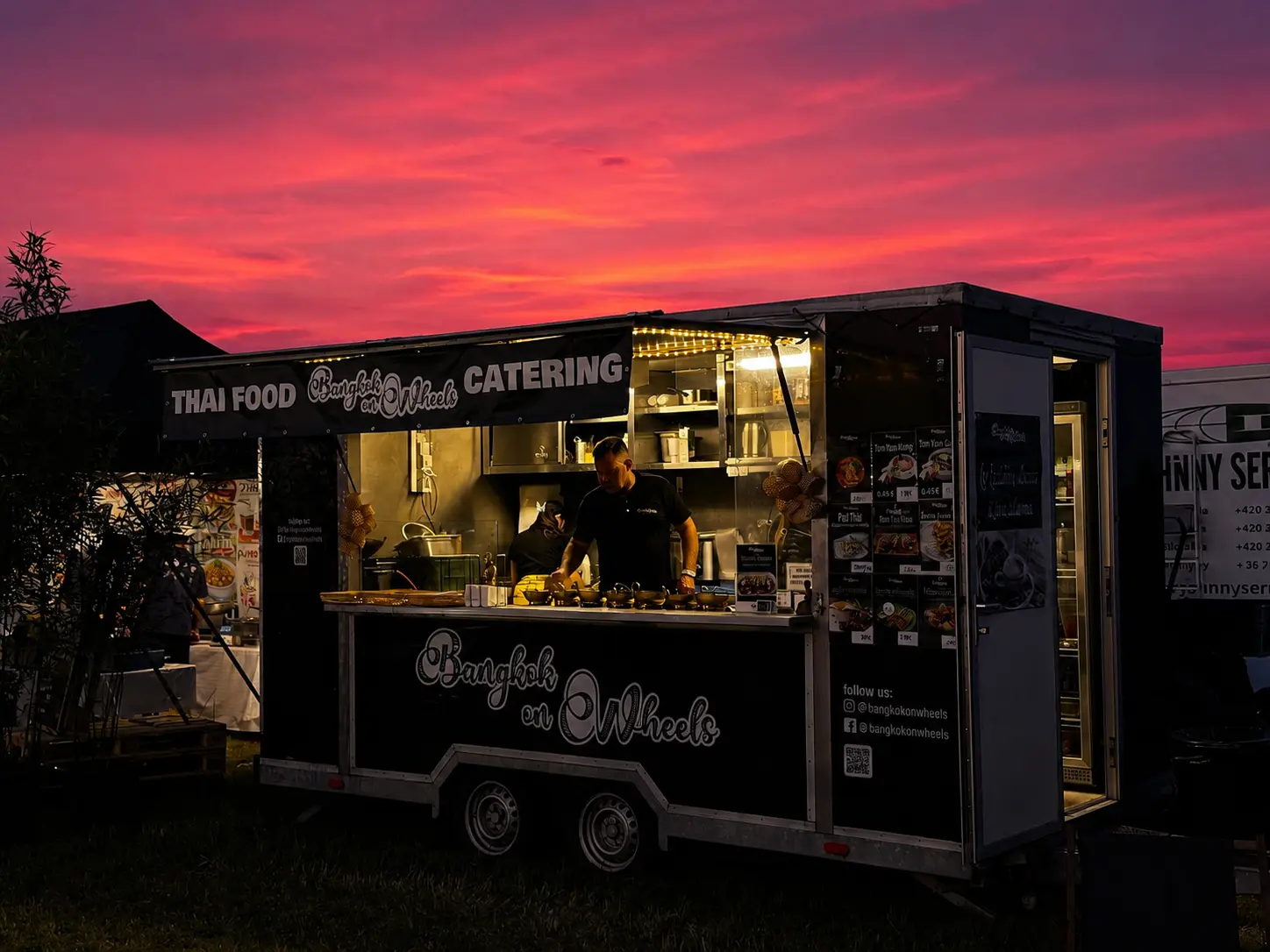 Bangkok on Wheels foodtruck při západu slunce